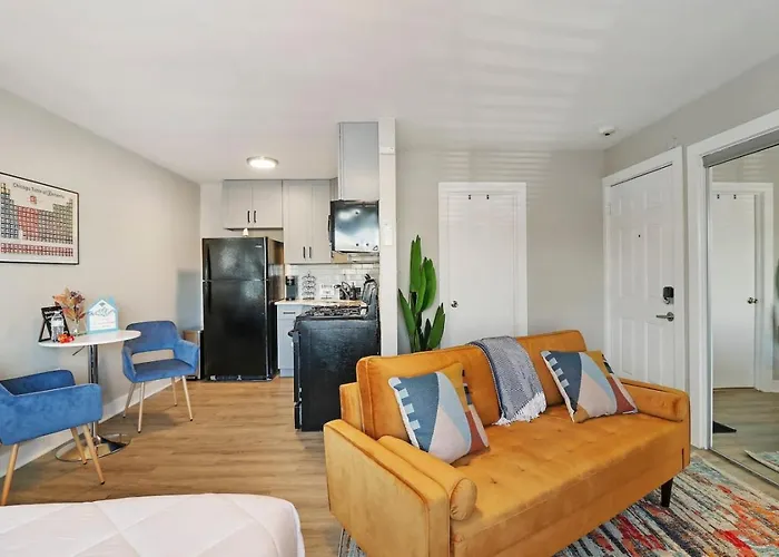 Downtown Urban - Near Metra & Naperville With Parking, Desk, Laundry Apartment