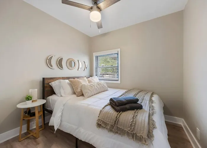 Downtown Urban - Near Metra & Naperville With Parking, Desk, Laundry * Lisle