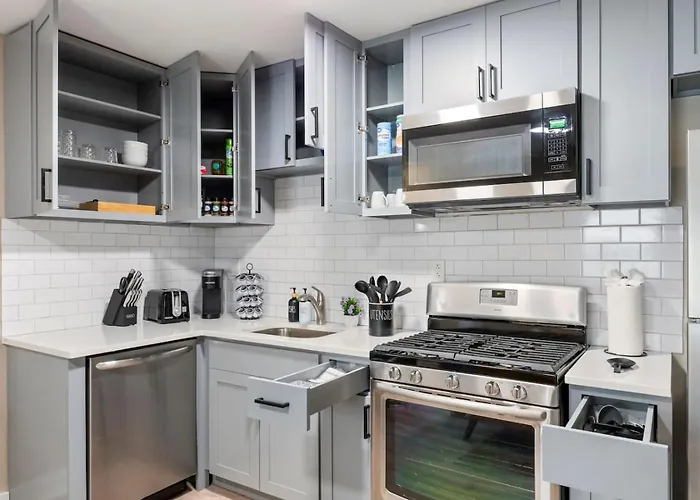 Downtown Urban - Near Metra & Naperville With Parking, Desk, Laundry * Lisle