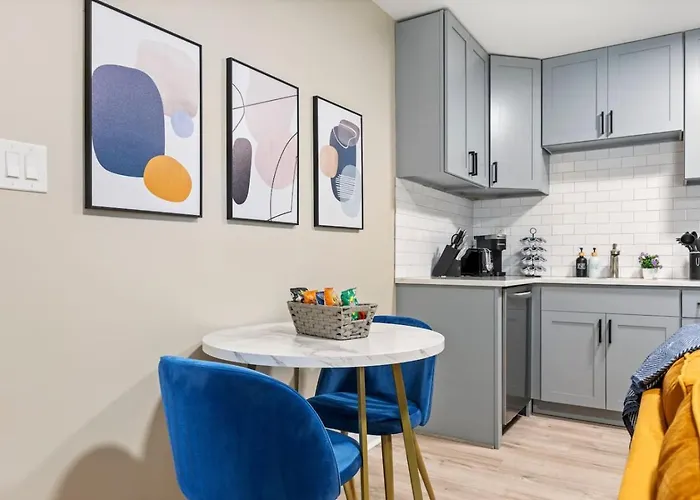 Downtown Urban - Near Metra & Naperville With Parking, Desk, Laundry Apartment Lisle